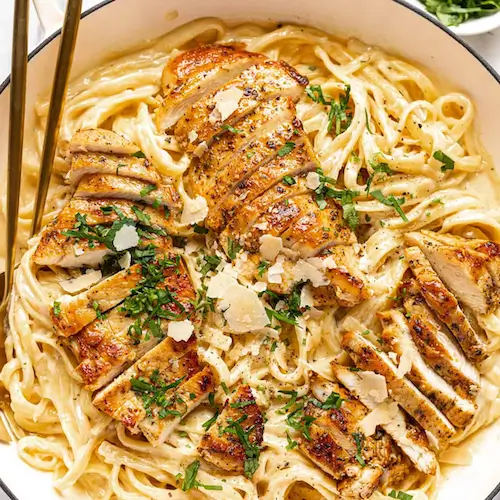Hausgemachte Pasta Bolognese in einer Schüssel